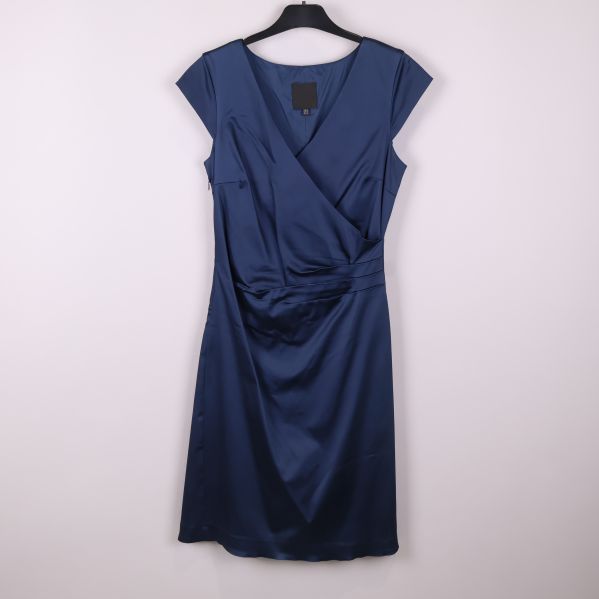 Blå omlottklänning med knälång design framifrån