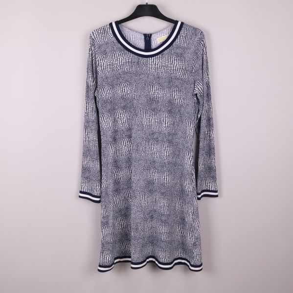 Framsida av blåvitt mönstrad långärmad klänning