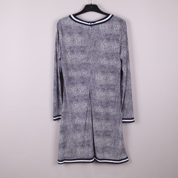 Baksida av klänning med grafiskt mönster och dragkedja