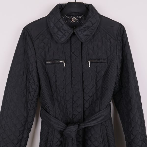 Överkropp av jackan med två dragkedjor och skärp