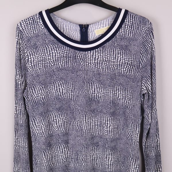 Närbild på klänningens överdel och det grafiska mönstret