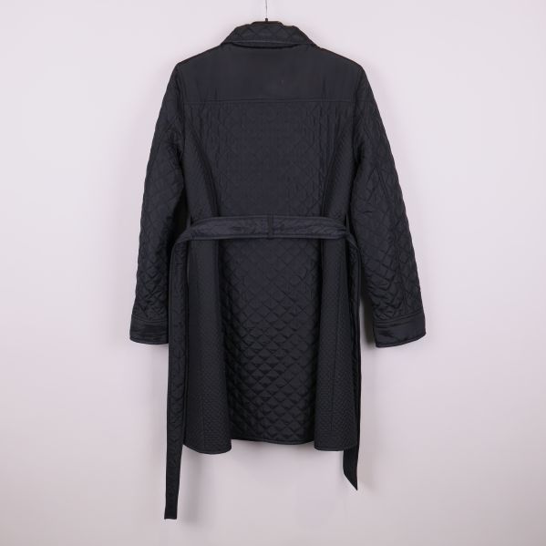Svart quiltad jacka med skärp bakifrån