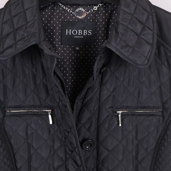 Närbild på Hobbs logotyp och dragkedjsdetaljer