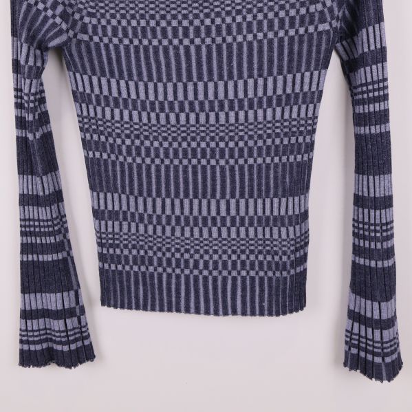 Närbild på toppens nederkant och ärmar