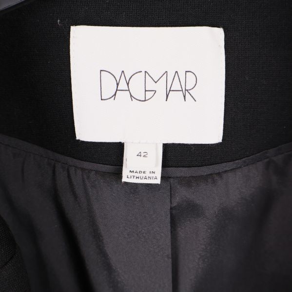 Närbild på Dagmarloggan och storlekslapp 42