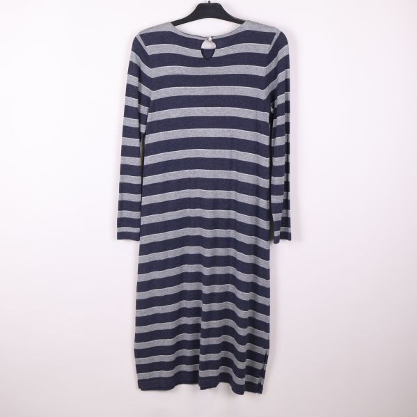 Randig trikåklänning visad bakifrån