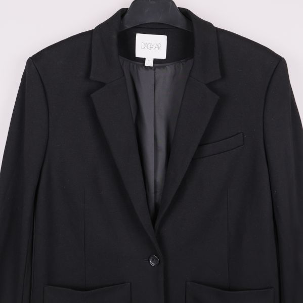 Övre del av svart kavaj med slag och ficka