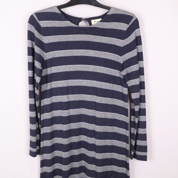 Närbild på överdelen av randig klänning