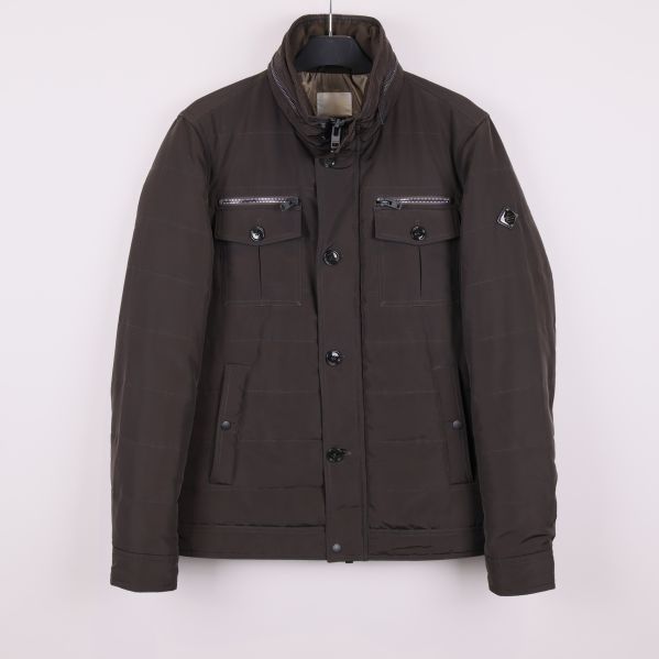 Vadderad mörk jacka hängandes framifrån med knappar och fickor