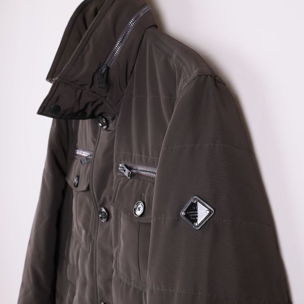 Närbild på jackans överdel och ärmemblem