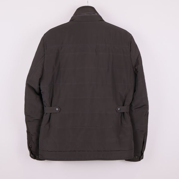 Baksidan av den vadderade jackan med justerbara knappar i midjan