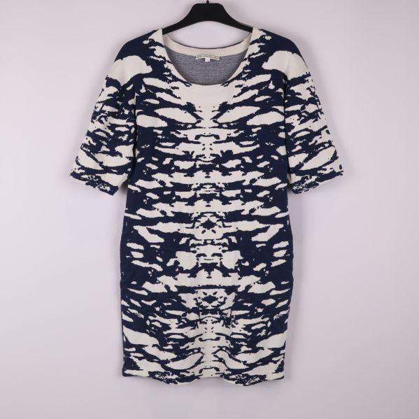 Framsida av stickad klänning med marinblått grafiskt mönster