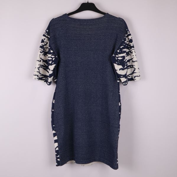 Baksidan av klänningen med helfärgad marinblå yta