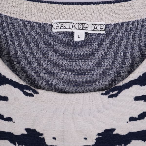 Närbild på märkesetikett från Dagmar vid halsen