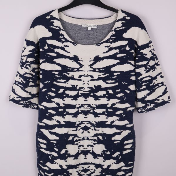 Överdel och ärmar på stickad klänning i blått och vitt