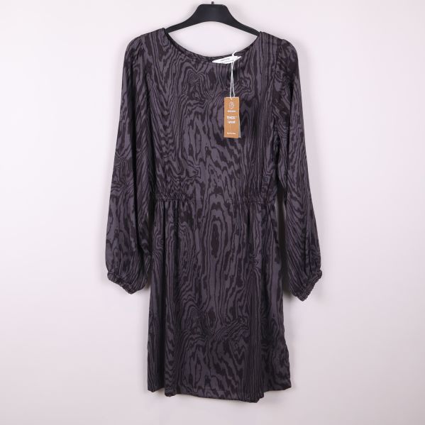 Klänning med långt ärm och mönster på galge framifrån