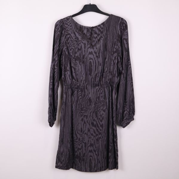 Klänning med långt ärm och mönster på galge bakifrån