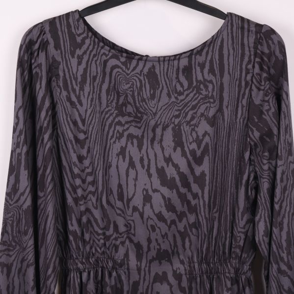 Närbild på klänningens övre del och mönstrad struktur