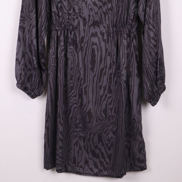 Närbild på klännings nederdel med tydligt mönster