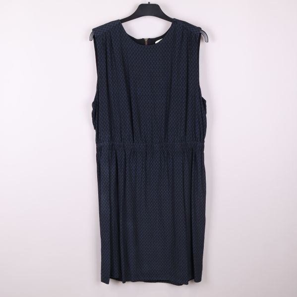 Framsida av ärmlös mörkblå klänning på galge