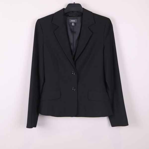 Svart kavaj med två knappar på galge mot vit bakgrund