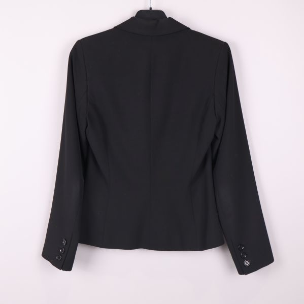 Svart kavaj sedd bakifrån med enkla detaljer