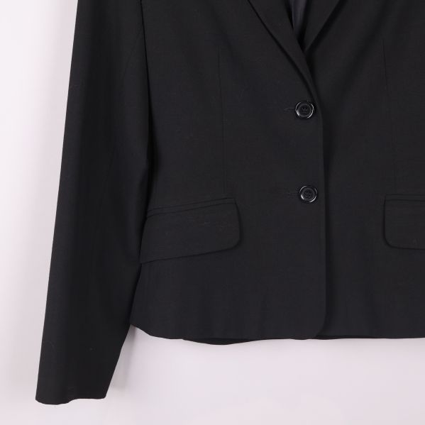 Närbild på vänster framficka med ficklock