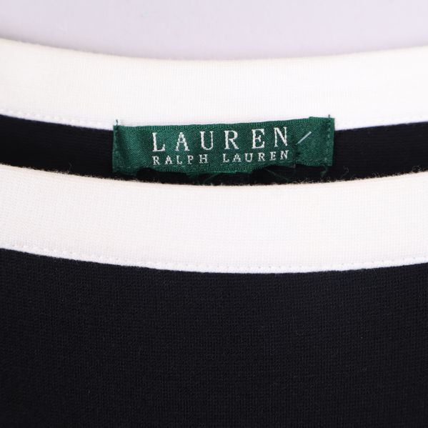 Närbild på grönt märke med texten Lauren Ralph Lauren