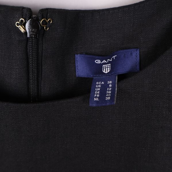 Närbild på Gant-märkning och storleksetikett i nacken