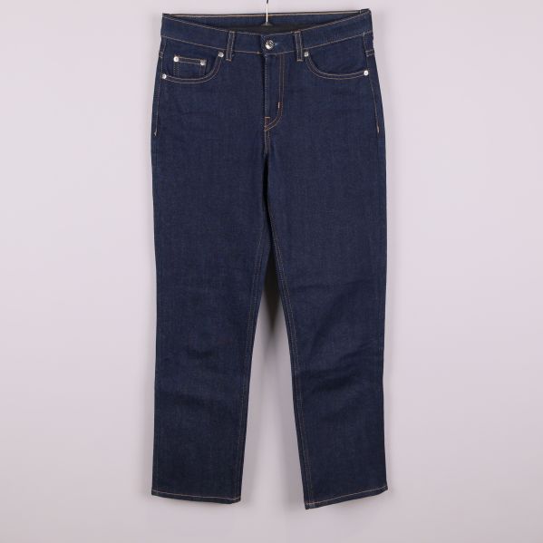 Mörkblå jeans framifrån med raka ben och fem fickor