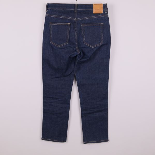 Mörkblå jeans bakifrån med två bakfickor och läderpatch