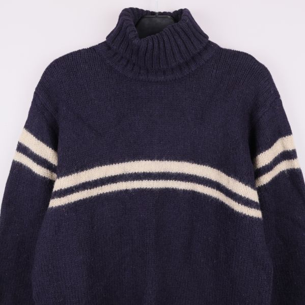 Närbild på polokrage och ränder på tröjan