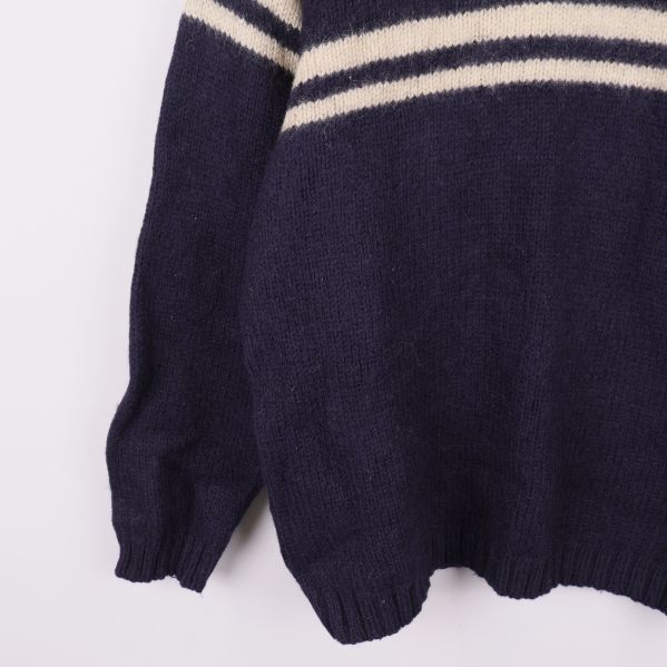 Detalj av tröjans vänstra sida och ärm