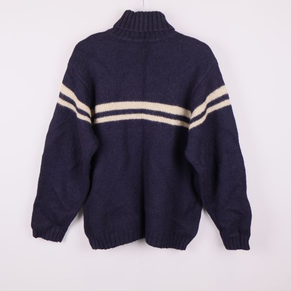 Blå polotröja med vita ränder bakifrån