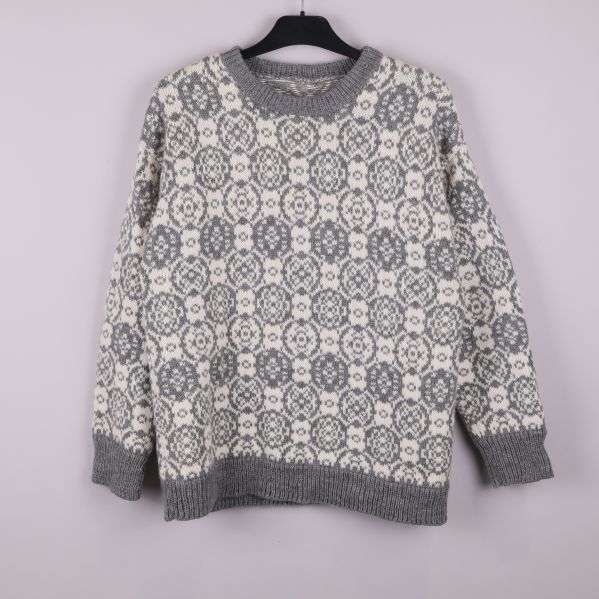 Stickad tröja med rund hals och jacquardmönster framifrån