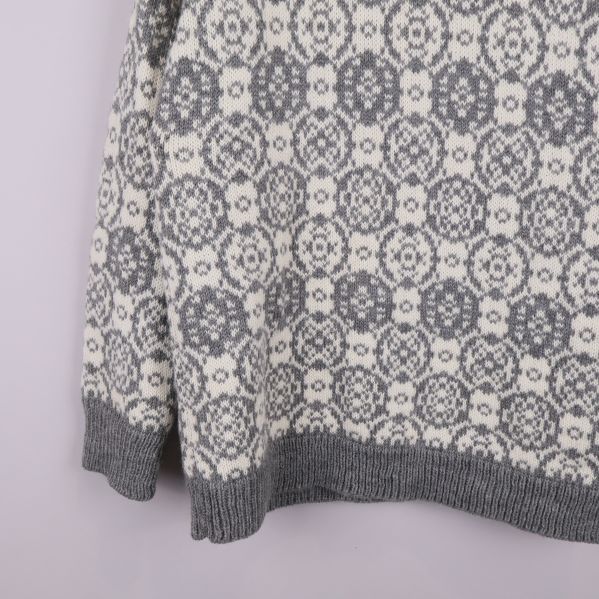 Nedre delen av stickad tröja med ribbad mudd