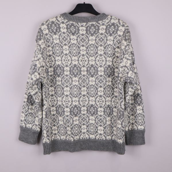 Stickad tröja med jacquardmönster bakifrån