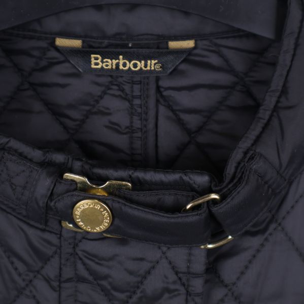 Detalj av Barbourjackans krage och knäppning