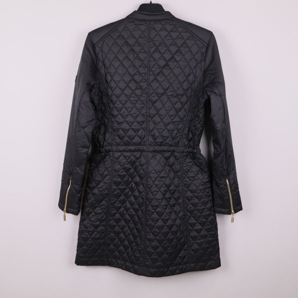 Baksida av lång svart quiltad Barbourjacka