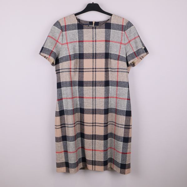 Framifrån av rutig klänning med kort ärm 