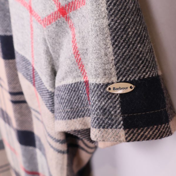 Närbild på ärm med Barbour metallbricka