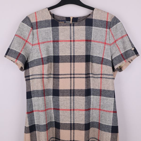 Närbild överdel framtill av rutig klänning