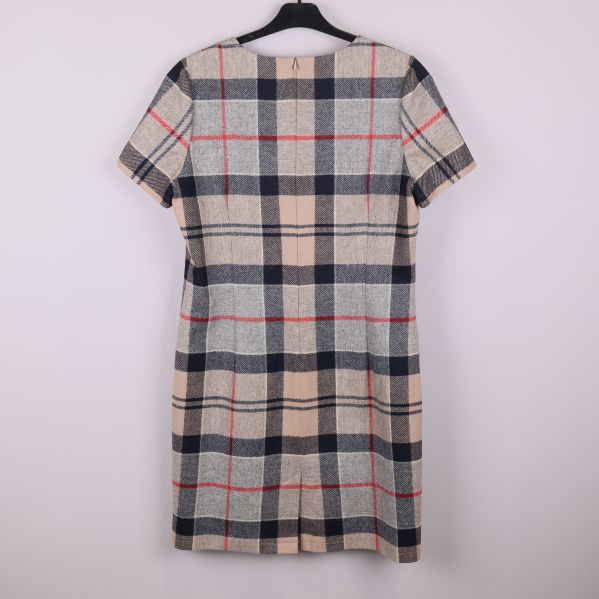 Baksida av rutig klänning med kort ärm