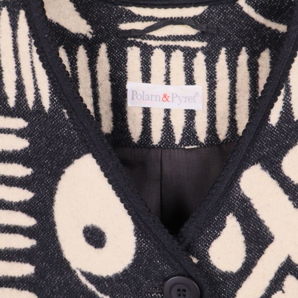 Närbild på krage och Polarn & Pyret-logga i jackan