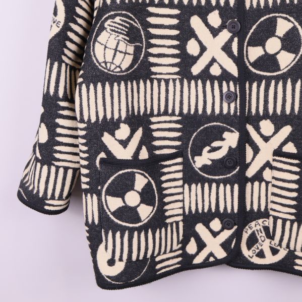 Ficka och nederdel av jackan med grafisk design