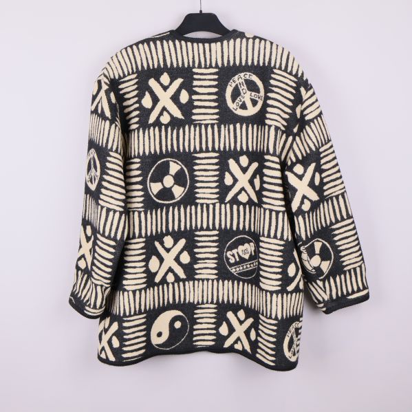 Jackans baksida med grafiskt tryck i två färger