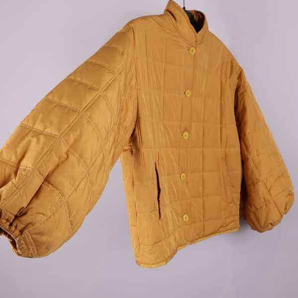 Jacka i profil med tydlig volym på ärmarna och quiltmönster