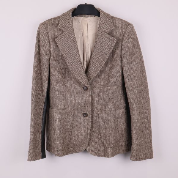 Blazer med fiskbensmönster och två knappar framtill