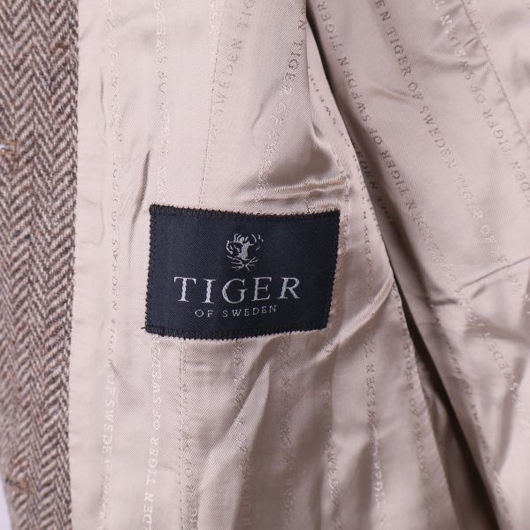 Närbild på Tiger of Sweden-logga i insidan av blazern