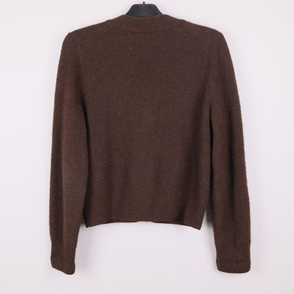 Baksida av brun cardigan i stickat material